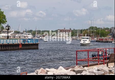 South Haven, MI, USA - 7 giugno 2008: Vista sul porto di Marina sul Black River all'ingresso del canale di uscita per il lago Michigan mostra un sacco di barche da diporto e Foto Stock