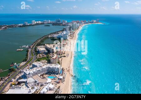 Foto aeree di hotel e resort di lusso che circondano le spiagge Foto Stock