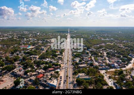 Vista aerea della città di Tulum dall'alto. Piccolo villaggio messicano. Foto Stock