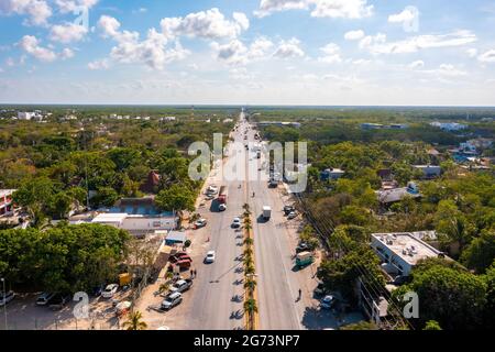 Vista aerea della città di Tulum dall'alto. Piccolo villaggio messicano. Foto Stock