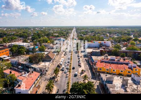 Vista aerea della città di Tulum dall'alto. Piccolo villaggio messicano. Foto Stock