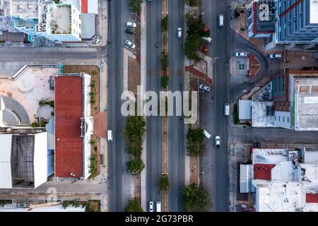 Strada trafficata con piccoli edifici vicino all'area della spiaggia di Cancun Foto Stock