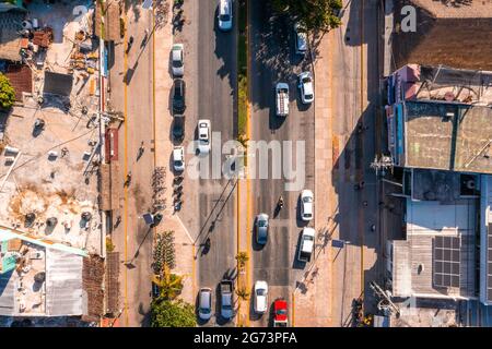 Vista aerea della città di Tulum dall'alto. Piccolo villaggio messicano. Foto Stock