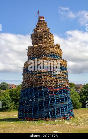 9 luglio 2021 il secondo di due falò che sono in costruzione sulla tenuta Protestante Kilcooley per bruciare la notte dell'11 luglio. Questo annuale Foto Stock