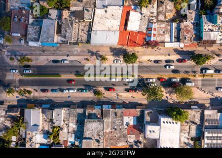 Vista aerea della città di Tulum dall'alto. Piccolo villaggio messicano. Foto Stock
