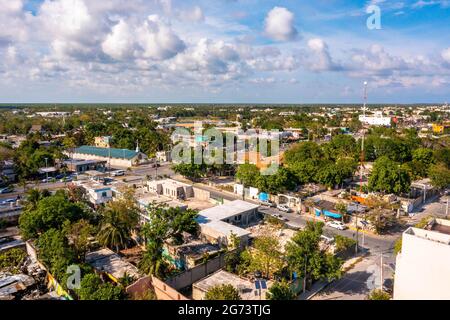 Vista aerea della città di Tulum dall'alto. Piccolo villaggio messicano. Foto Stock