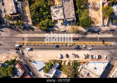 Vista aerea della città di Tulum dall'alto. Piccolo villaggio messicano. Foto Stock
