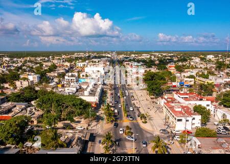 Vista aerea della città di Tulum dall'alto. Piccolo villaggio messicano. Foto Stock