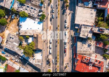 Vista aerea della città di Tulum dall'alto. Piccolo villaggio messicano. Foto Stock
