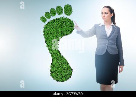 Concetto di ecologia con l'impronta ecologica e la donna d'affari Foto Stock