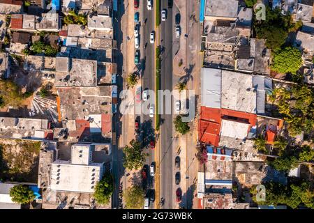 Vista aerea della città di Tulum dall'alto. Piccolo villaggio messicano. Foto Stock