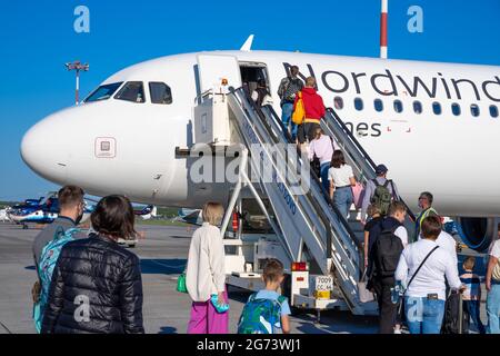 Passeggeri in scala aerea che salgono a bordo del Boeing 777-200/200ER, con la compagnia Nordwind, l'aeroporto internazionale di Koltsovo, SVX, Ekaterinburg, Russia Foto Stock