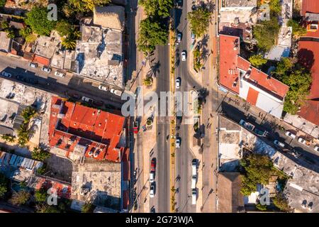 Vista aerea della città di Tulum dall'alto. Piccolo villaggio messicano. Foto Stock
