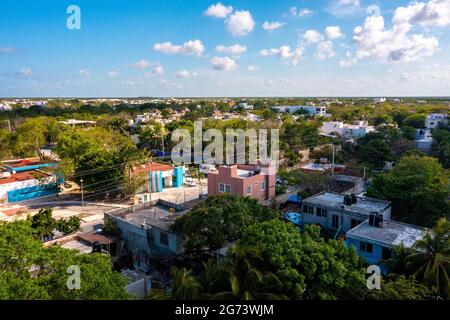 Vista aerea della città di Tulum dall'alto. Piccolo villaggio messicano. Foto Stock
