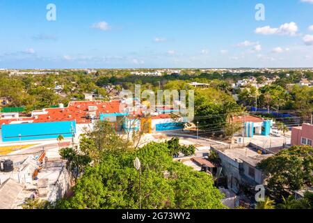 Vista aerea della città di Tulum dall'alto. Piccolo villaggio messicano. Foto Stock