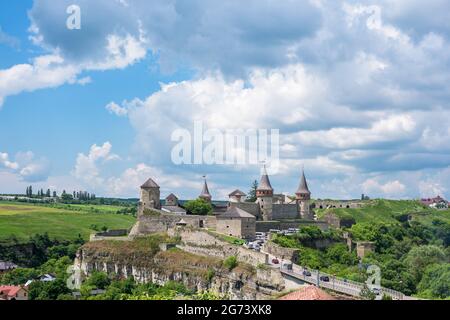 Una vista del Castello di Kamianets-Podilskyi, Ucraina. Shot orizzontale. Castello di Kamianets-Podilskyi in lontananza. Foto Stock