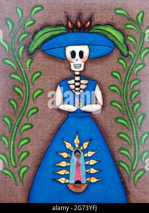 Immagine Day of the Dead; illustrazione fotografica; una donna scheletrica in un vestito blu, in piedi tra due felci Foto Stock