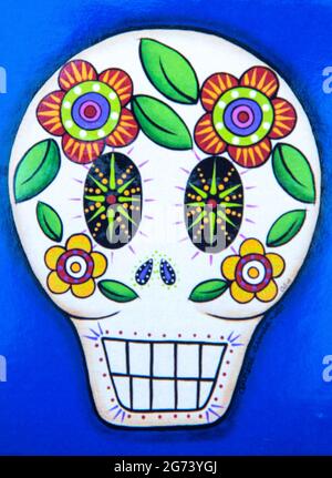 Immagine Day of the Dead; illustrazione fotografica; un cranio bianco decorato con fiori e foglie. Foto Stock