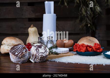 Preparazione della torta al cioccolato in cucina Foto Stock