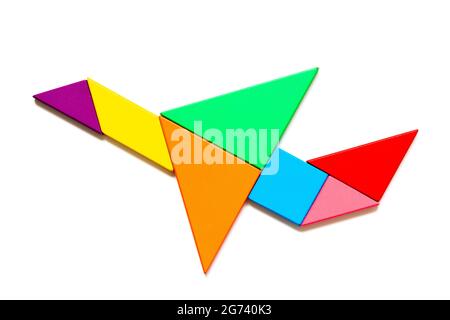 Puzzle tangram a colori a forma di aeroplano su sfondo bianco Foto Stock