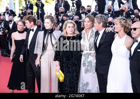 Cannes, Francia. 10 luglio 2021. CANNES - 10 LUGLIO: Gabriel Sara, Benoit Magimel, Cecile de France, Emmanuelle Bercot, Catherine Deneuve, Melissa George, Oscar Morgan e Lou Lampros arrivano alla prima di ' DE SON VIVANT ' durante il 74a Festival di Cannes il 10 luglio 2021 al Palais des Festivals a Cannes, Francia. (Foto di Lyvans Boolaky/ÙPtertainment/Sipa USA) Credit: Sipa USA/Alamy Live News Foto Stock