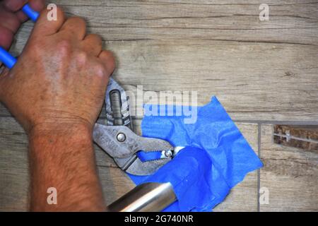 Installazione della maniglia nella nuova parete della doccia Foto Stock