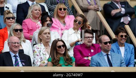 Londra, Gran Bretagna. 10 luglio 2021. Il Principe William della Gran Bretagna (prima fila, prima R), il Duca di Cambridge, e sua moglie la Principessa Kate (prima fila, seconda R), la Duchessa di Cambridge, Sono visti nella scatola reale del Centre Court durante la finale femminile tra Ashleigh Barty di Australia e Karolina Pliskova della Repubblica Ceca al Wimbledon Tennis Championship di Londra, Gran Bretagna, il 10 luglio 2021. Credit: Han Yan/Xinhua/Alamy Live News Foto Stock