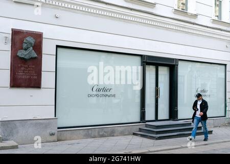 Si è imbarcato sul nuovo negozio Cartier annunciando la sua prossima apertura sulle sue finestre in un edificio storico a Stoleshnikov per, Mosca, Russia Foto Stock
