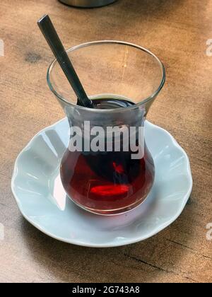 Tè turco (CAY), servita in forma di tulipano Foto stock - Alamy