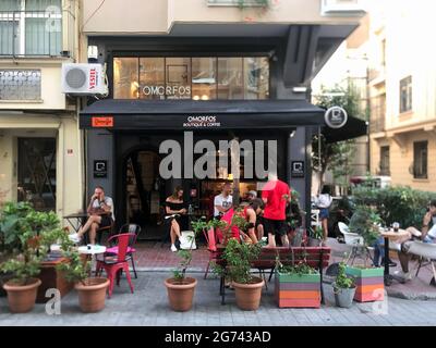 Caffè Sidewalk nel quartiere Cihangir di Istanbul, Turchia Foto Stock