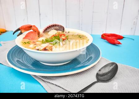 Deliziosa zuppa di pesce di pesce chiamato Chilcano Peruvian Food, decorato con granchi Foto Stock