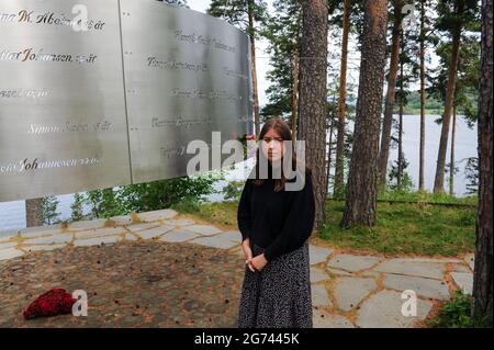 Oslo, Norvegia. 16 Giugno 2021. Astrid Willa EIDE Hoem, leader dell'organizzazione giovanile del Partito laburista (AUF), che è riuscito a nascondersi dal terrorista norvegese Anders Behring Breivik sotto uno sperone roccioso, si trova in un memoriale alle 69 vittime dell'isola vicino alla costa. Sono passati 10 anni da quando Breivik ha ucciso un totale di 77 persone a Oslo e sull'isola di Utøya. La polizia ha imparato dai loro errori, la rivalutazione sociale è solo ora all'inizio. (A dpa ''Never Again July 22' - risposta della Norvegia al terrore') Credit: Sigrid Harms/dpa/Alamy Live News Foto Stock