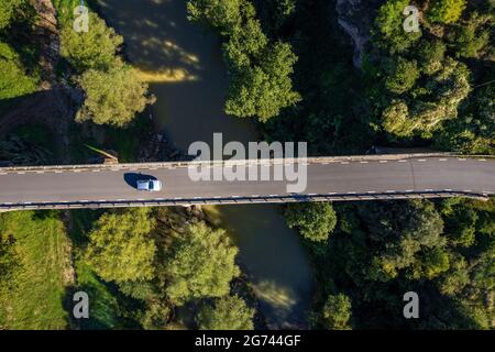 Vista aerea della città della società Cal Forcada e del fiume Llobregat a Navàs (Bages, Barcellona, Catalogna, Spagna) ESP: Vista aérea de Cal Forcada Foto Stock