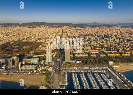 Vista aerea di Torres Mapfre (torri gemelle) e del Porto Olimpico nel quartiere Vila Olímpica, a Barcellona, all'alba (Barcellona, Catalogna, Spagna) Foto Stock