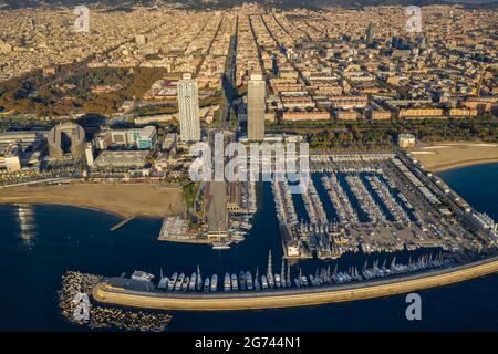 Vista aerea di Torres Mapfre (torri gemelle) e del Porto Olimpico nel quartiere Vila Olímpica, a Barcellona, all'alba (Barcellona, Catalogna, Spagna) Foto Stock