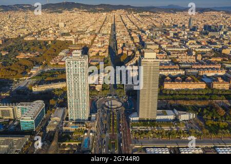 Vista aerea delle Torres Mapfre (torri gemelle) nel quartiere Vila Olímpica, a Barcellona, all'alba (Barcellona, Catalogna, Spagna) Foto Stock