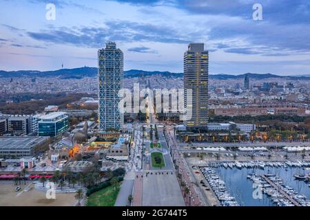 Vista aerea delle Torres Mapfre (torri gemelle) nel quartiere Vila Olímpica, a Barcellona, al crepuscolo - alba (Barcellona, Catalogna, Spagna) Foto Stock