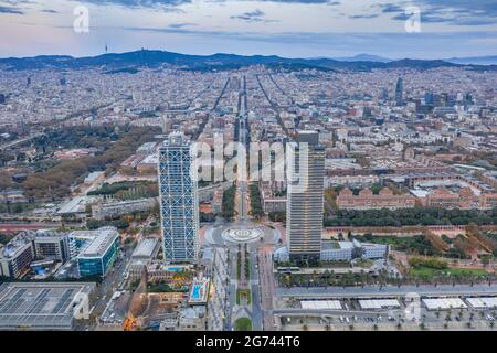 Vista aerea delle Torres Mapfre (torri gemelle) nel quartiere Vila Olímpica, a Barcellona, al crepuscolo - alba (Barcellona, Catalogna, Spagna) Foto Stock