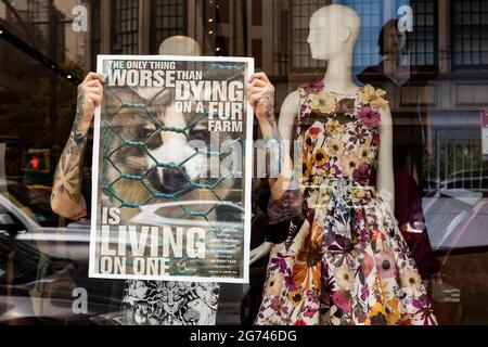 Attivisti per i diritti degli animali protestano all'interno del negozio di stilisti Oscar de la Renta di New York il 10 luglio 2021. Gli attivisti chiedono all'etichetta di lusso di unirsi a Canada Goose e Saks Fifth Avenue, che recentemente hanno annunciato che avrebbero gradualmente esaurito la vendita di prodotti in pelliccia nei loro negozi. (Foto di Gabriele Holtermann/Sipa USA) Credit: Sipa USA/Alamy Live News Foto Stock