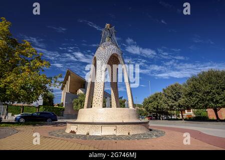 Monumento in omaggio all'architetto Antoni Gaudí nella piazza Gaudí di Navàs (Bages, Barcellona, Catalogna, Spagna) ESP: Monumento a Gaudí en Navàs Foto Stock