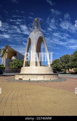 Monumento in omaggio all'architetto Antoni Gaudí nella piazza Gaudí di Navàs (Bages, Barcellona, Catalogna, Spagna) ESP: Monumento a Gaudí en Navàs Foto Stock