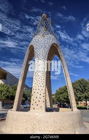 Monumento in omaggio all'architetto Antoni Gaudí nella piazza Gaudí di Navàs (Bages, Barcellona, Catalogna, Spagna) ESP: Monumento a Gaudí en Navàs Foto Stock