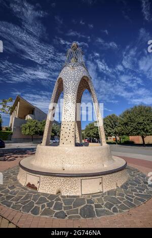 Monumento in omaggio all'architetto Antoni Gaudí nella piazza Gaudí di Navàs (Bages, Barcellona, Catalogna, Spagna) ESP: Monumento a Gaudí en Navàs Foto Stock