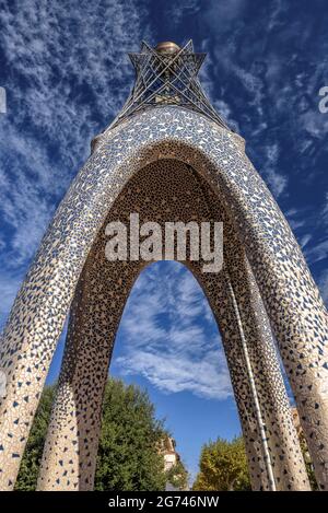 Monumento in omaggio all'architetto Antoni Gaudí nella piazza Gaudí di Navàs (Bages, Barcellona, Catalogna, Spagna) ESP: Monumento a Gaudí en Navàs Foto Stock