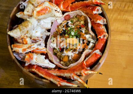 Granchio reale DEL re DI TARABA cotto a vapore sulle gambe di legno del vassoio e le artigli sono state tagliate a pezzi. Il riso fritto di Taraba si trova nella conchiglia di granchio costituita da tobiko, Ikura r Foto Stock