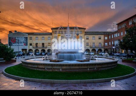 Piazza del Municipio di Navàs in un tramonto rosso (Bages, Barcellona, Catalogna, Spagna) ESP: Plaza del Ayuntamiento de Navàs en un atardecer rojizo (Cataluña) Foto Stock