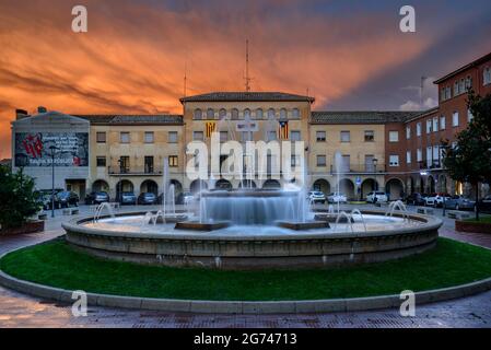 Piazza del Municipio di Navàs in un tramonto rosso (Bages, Barcellona, Catalogna, Spagna) ESP: Plaza del Ayuntamiento de Navàs en un atardecer rojizo (Cataluña) Foto Stock