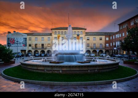 Piazza del Municipio di Navàs in un tramonto rosso (Bages, Barcellona, Catalogna, Spagna) ESP: Plaza del Ayuntamiento de Navàs en un atardecer rojizo (Cataluña) Foto Stock