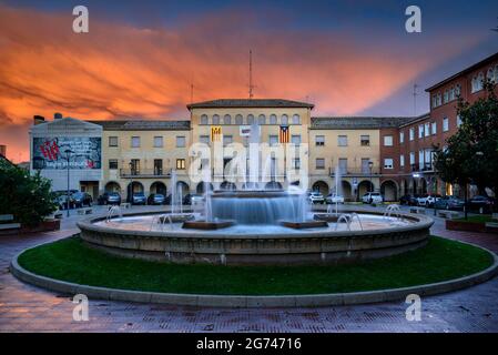 Piazza del Municipio di Navàs in un tramonto rosso (Bages, Barcellona, Catalogna, Spagna) ESP: Plaza del Ayuntamiento de Navàs en un atardecer rojizo (Cataluña) Foto Stock