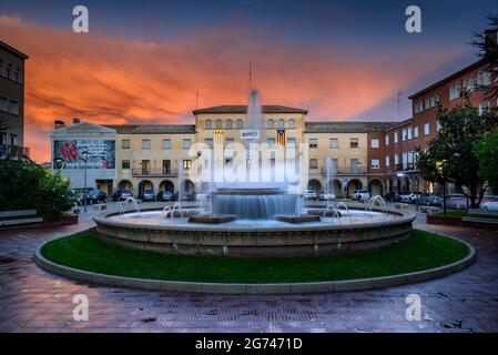 Piazza del Municipio di Navàs in un tramonto rosso (Bages, Barcellona, Catalogna, Spagna) ESP: Plaza del Ayuntamiento de Navàs en un atardecer rojizo (Cataluña) Foto Stock